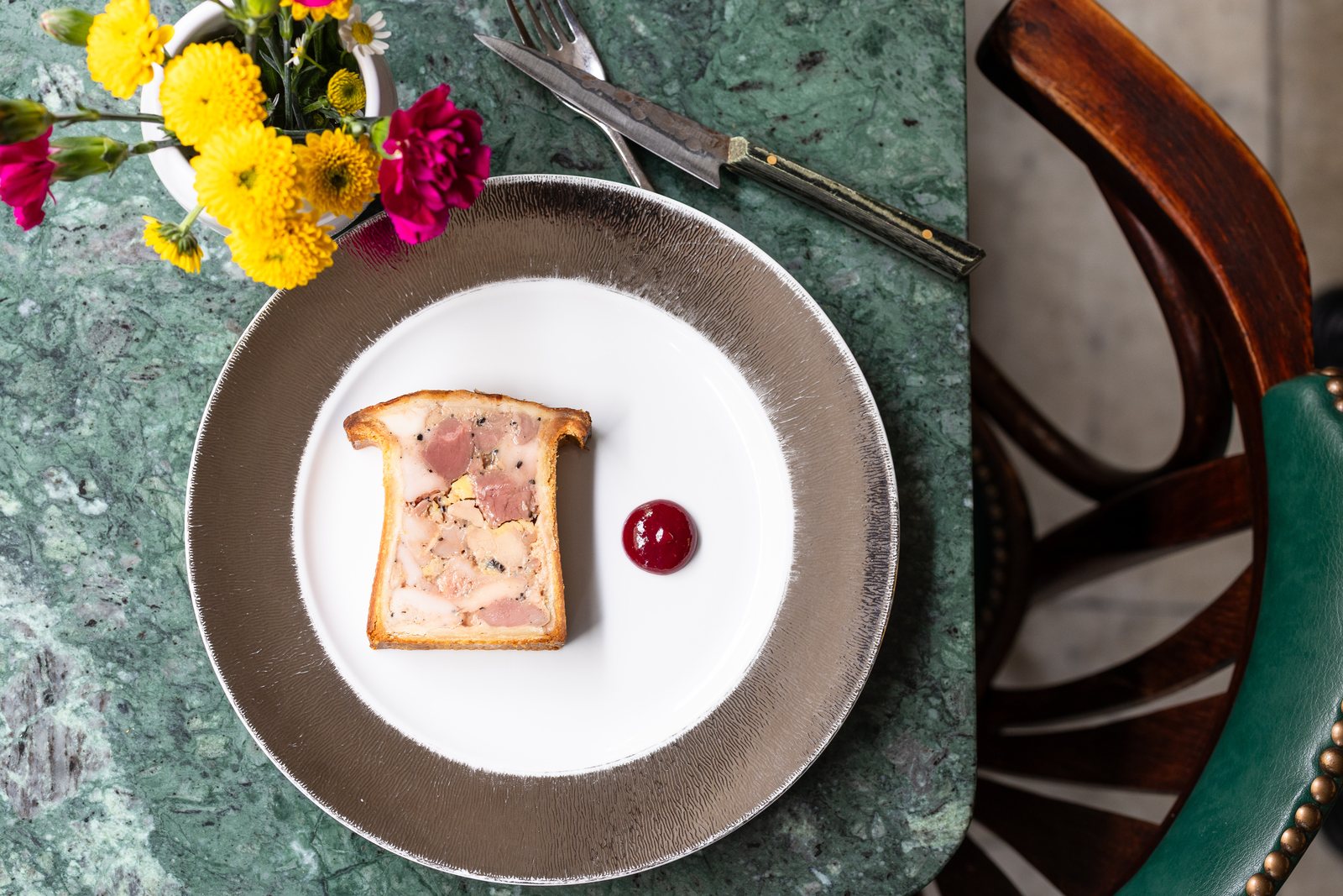 Le pâté en croûte du Bistrot Flaubert, foie gras, volailles et condiment airelles