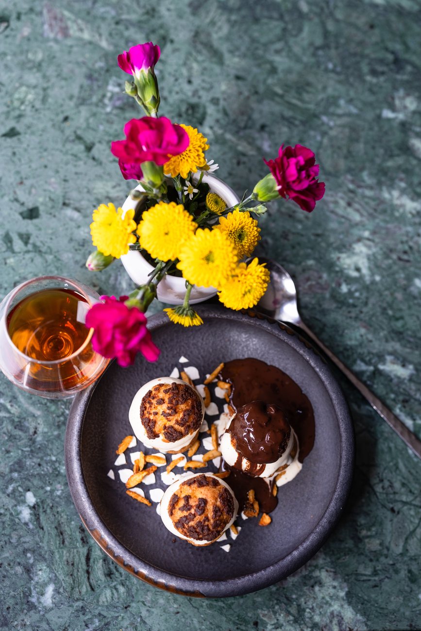 La profiterole du Bistrot Flaubert, glace vanille Bourbon et sauce chocolat